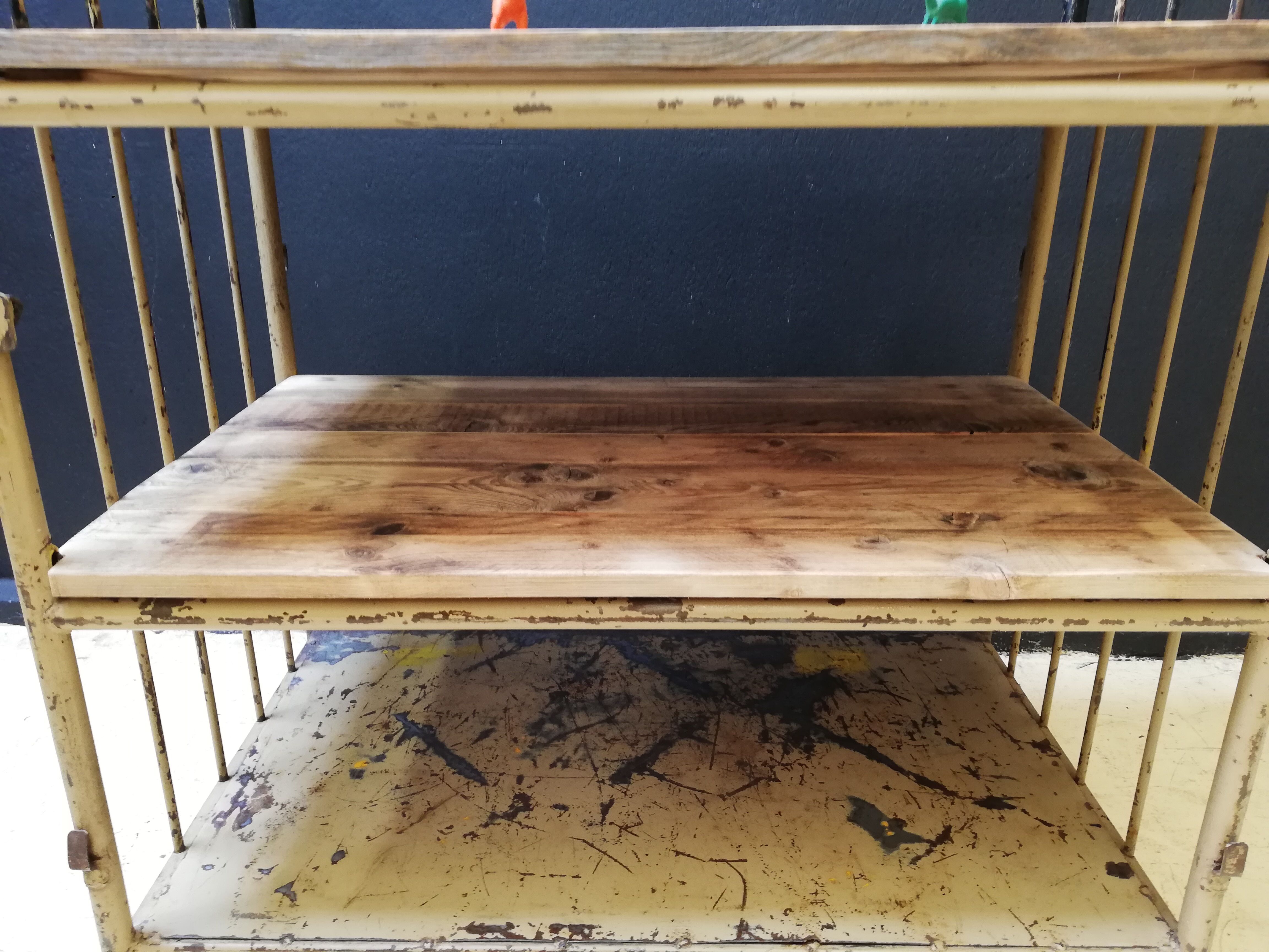 Industrial trolley, roulette shelf