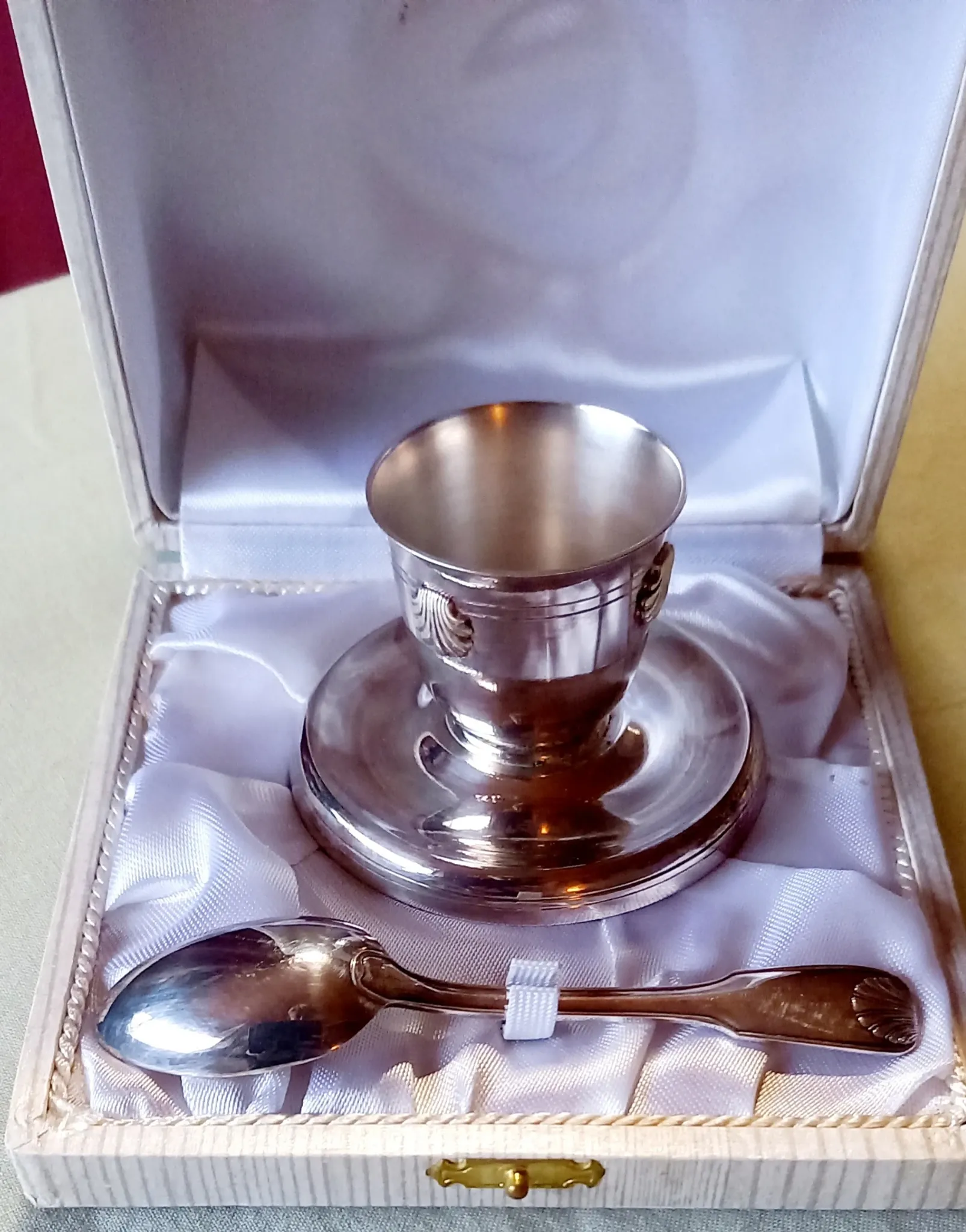 Egg cup and spoon with shell pattern in silver-plated metal, 1970.