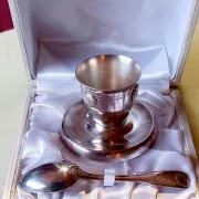 Egg cup and spoon with shell pattern in silver-plated metal, 1970.
