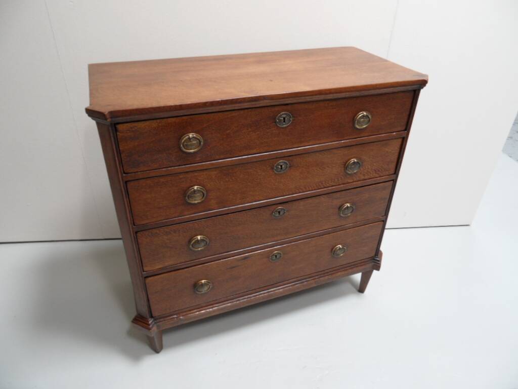 Antique oak chest of drawers