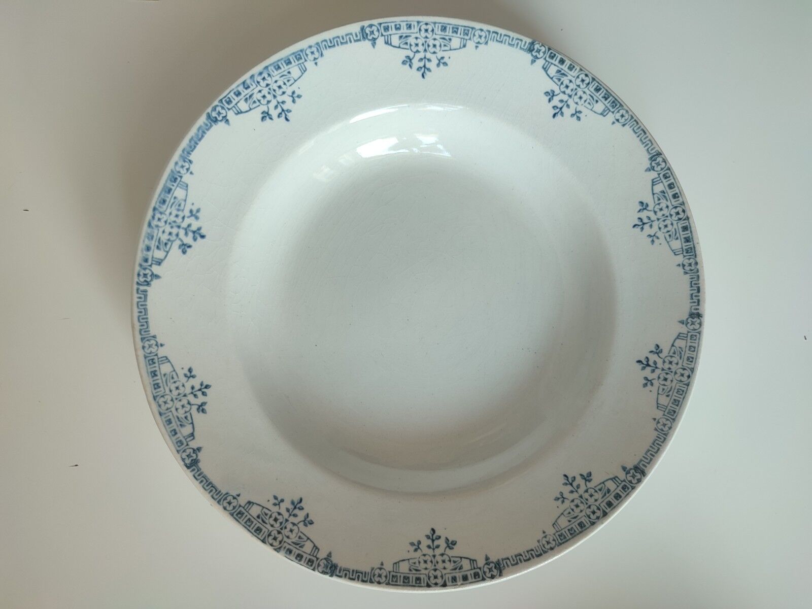 Hollow plates Earth of iron porcelain of Gien