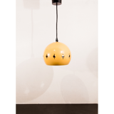 Suspension en métal laqué jaune perforé de motifs géométriques.