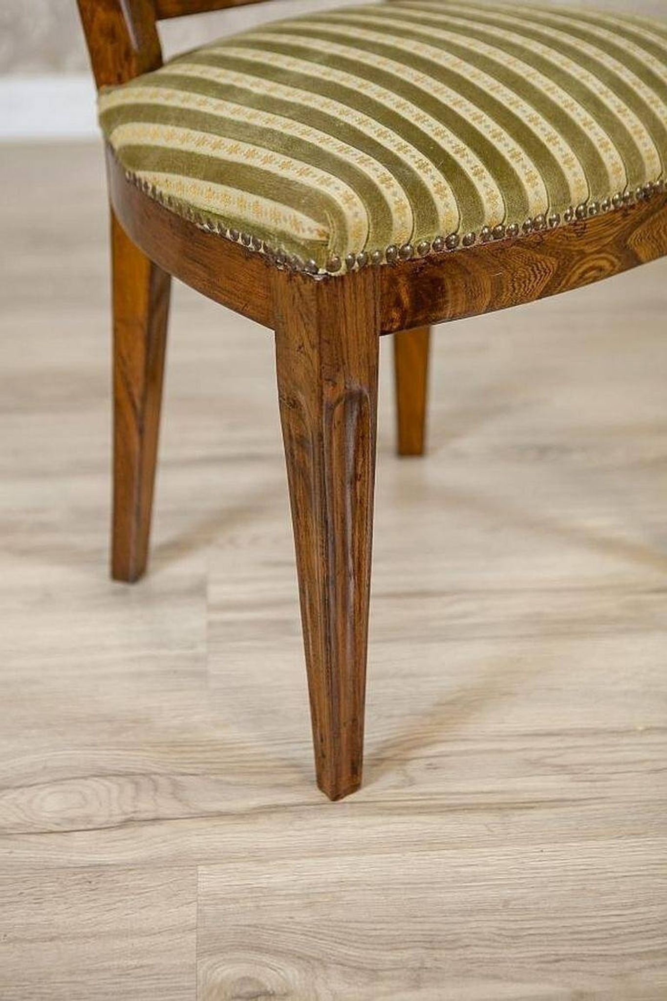 Chaise en orme des années 1940 avec tapisserie rayée.