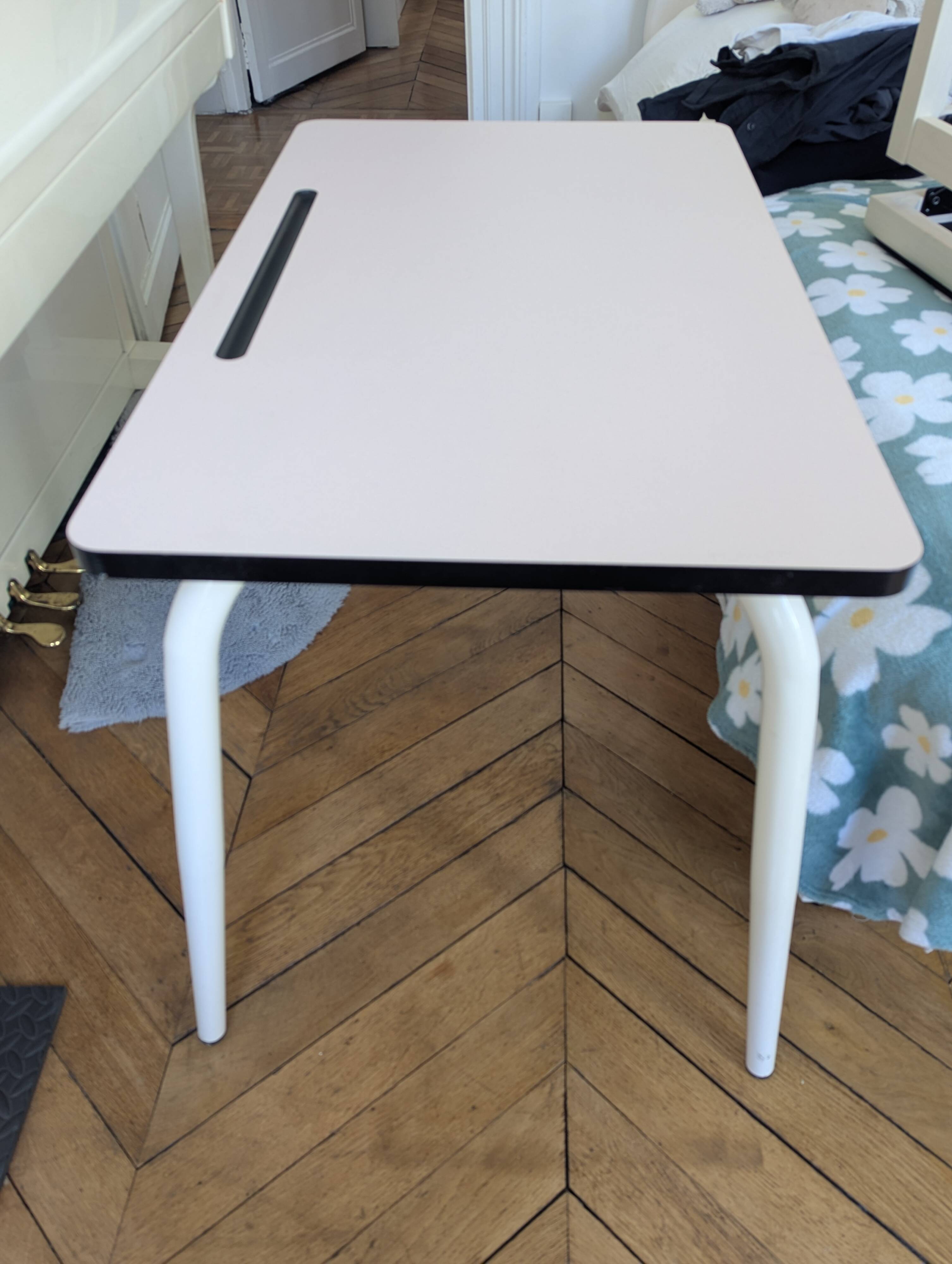 Desk "les Gambettes" in excellent condition.