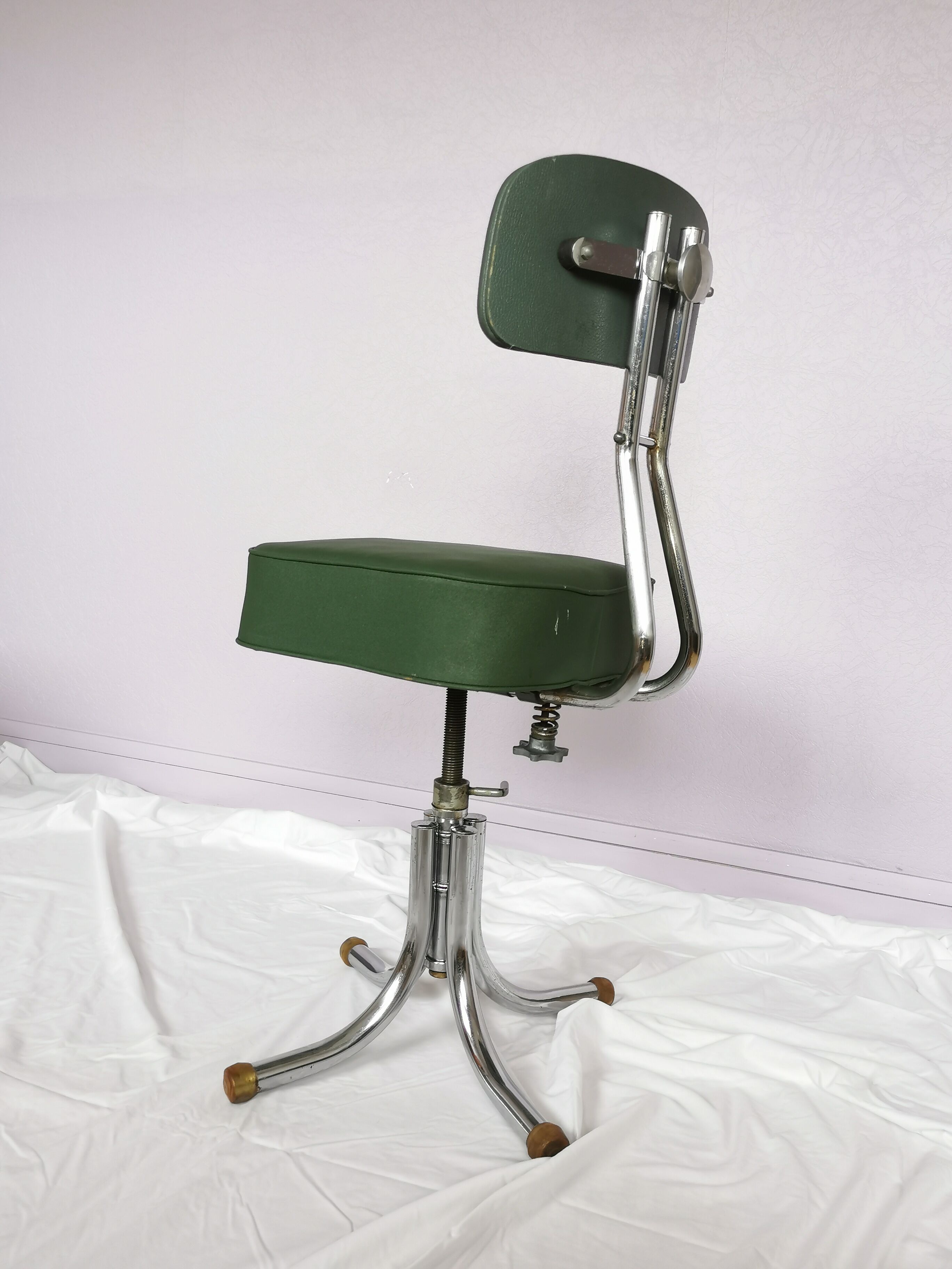 Chaise pivotante en skaï vert et acier chromé, Pullman, 1960