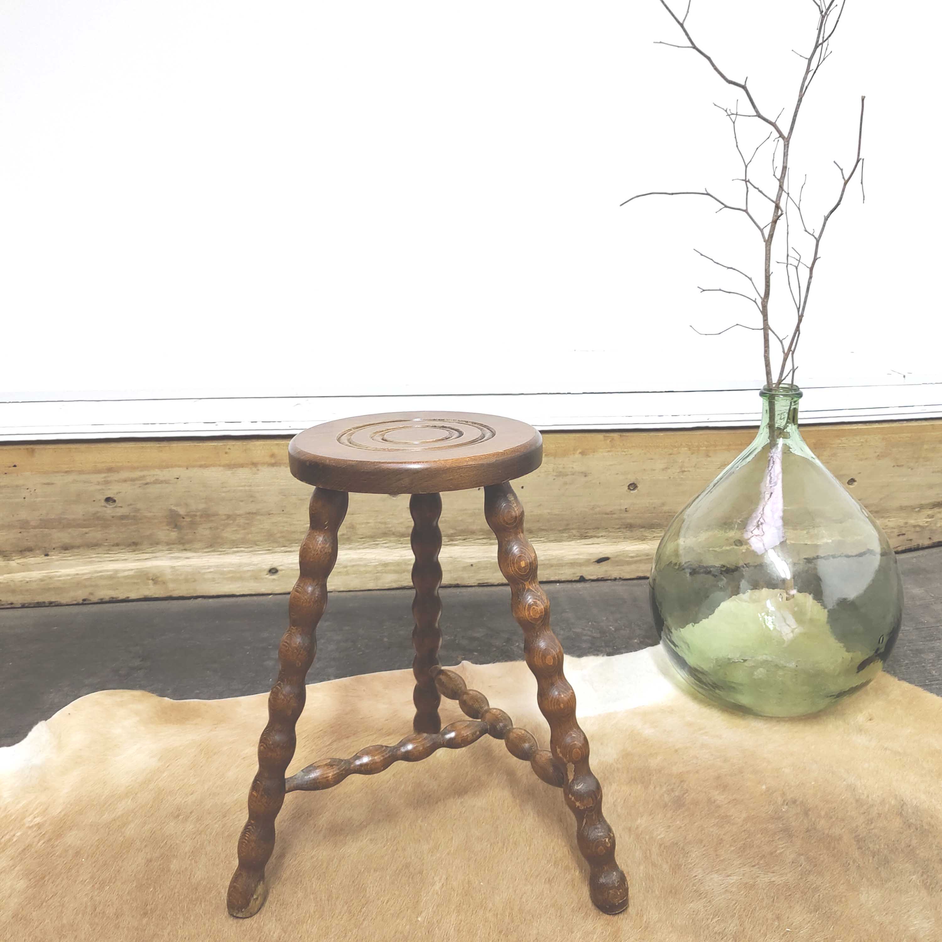 Vintage tripod stool in solid wood beaded legs