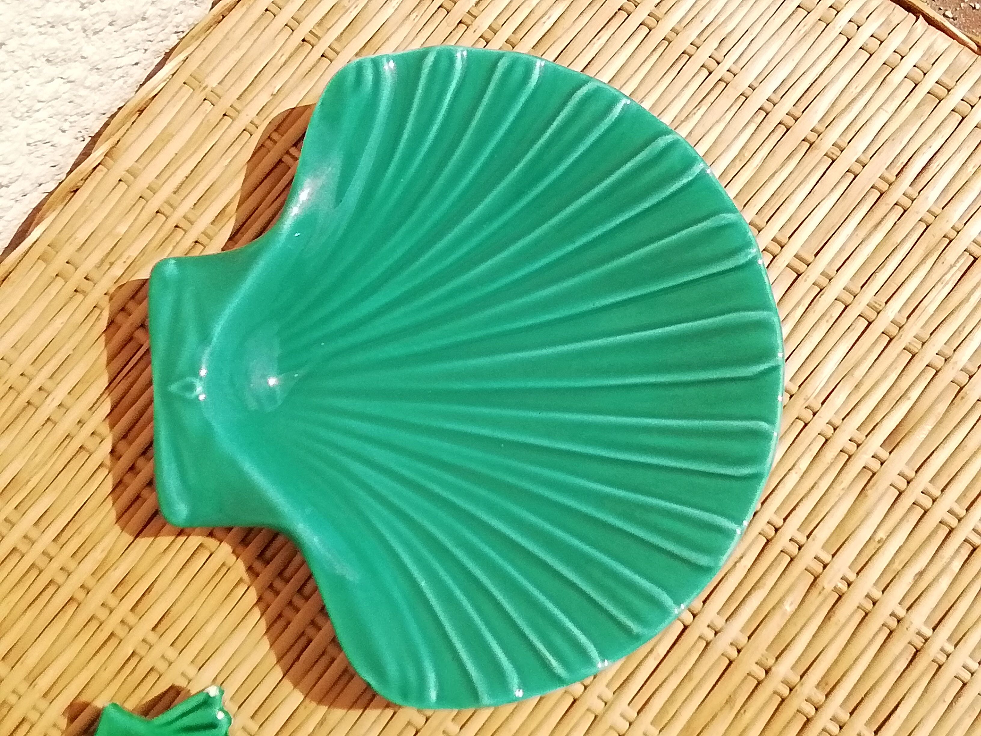 2 green ceramic scallops