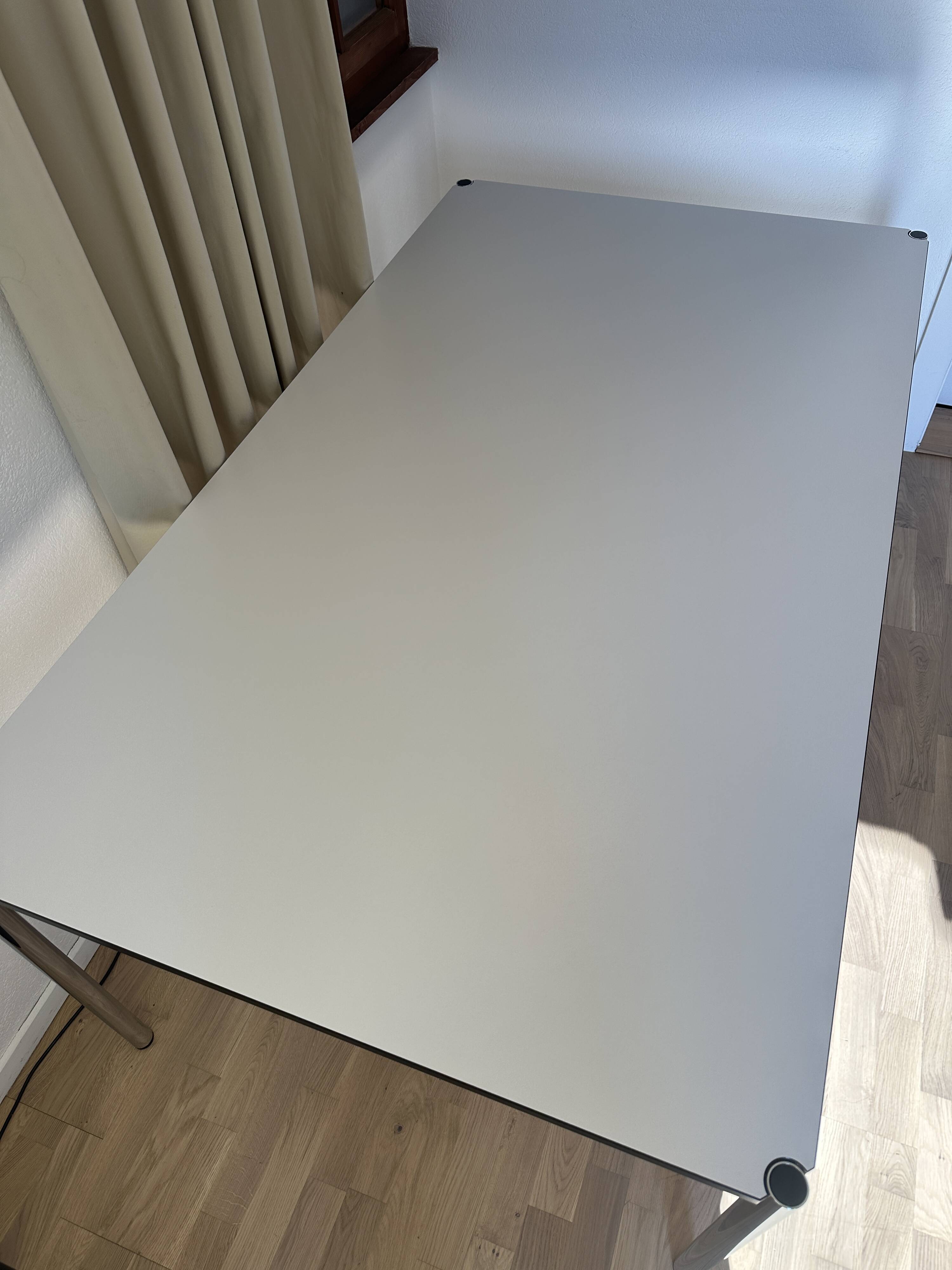 Bureau USM Haller en stratifié gris perle