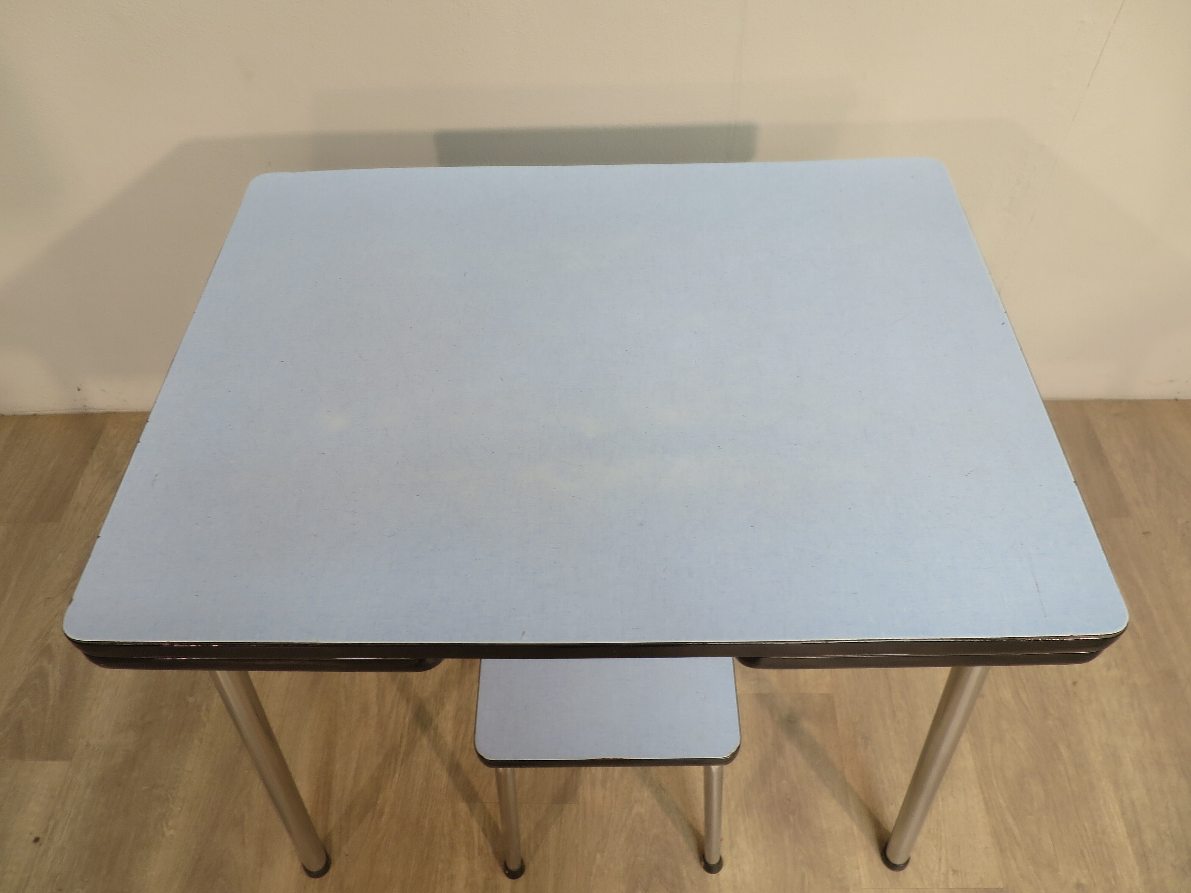 Table et tabouret en formica bleu