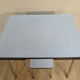 Table et tabouret en formica bleu