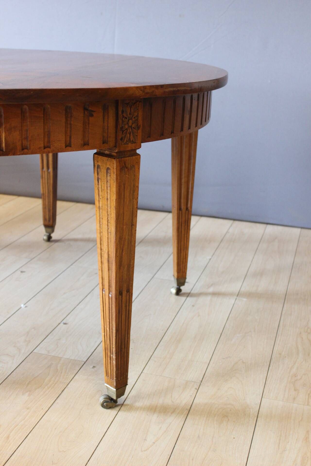 Louis XVI belt table with extensions in walnut, 19th century.