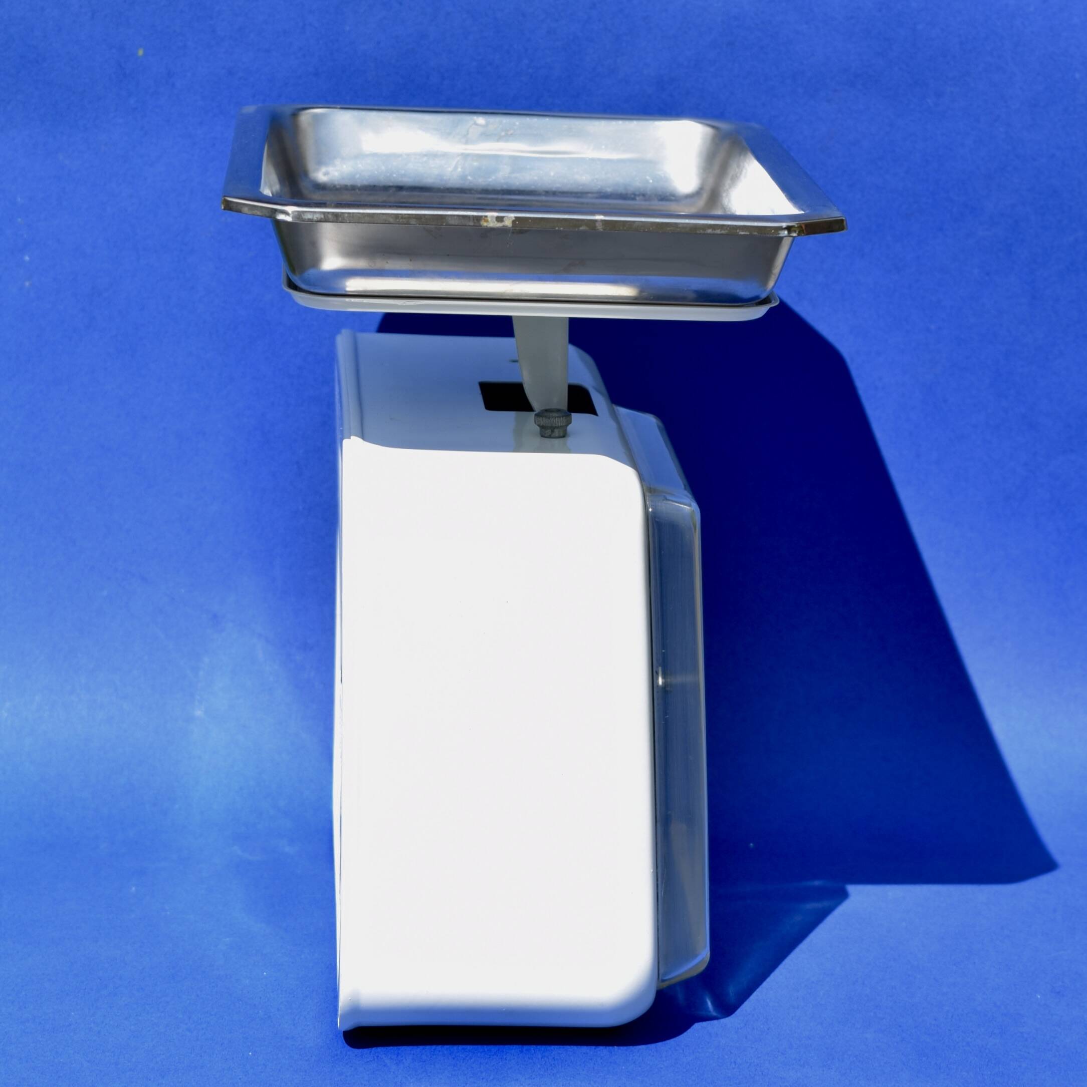 Stube - household scale in white enameled metal - force 10 - model 7000 in its box - 1960.