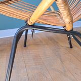 Fauteuil en rotin et piètement en métal noir
