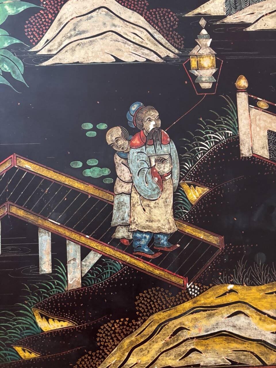 Chinese black lacquer coffee table with figurative decoration – Coromandel style – 20th century.
