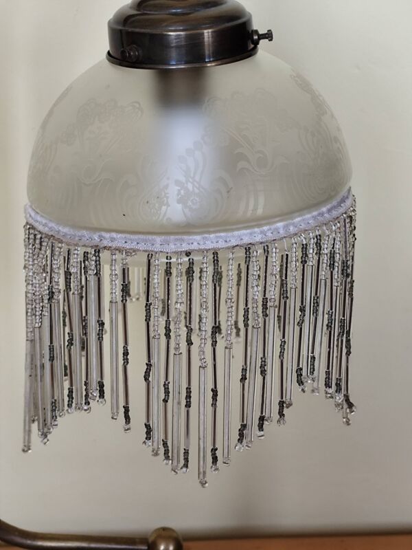 Lampe rétro laiton et abat jour en verre et franges en perles