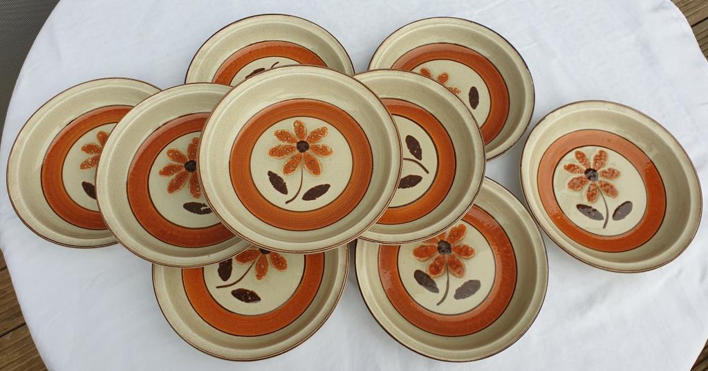 Set 11 plates 1970 Revernay Sarreguemines orange and brown on sandstone background