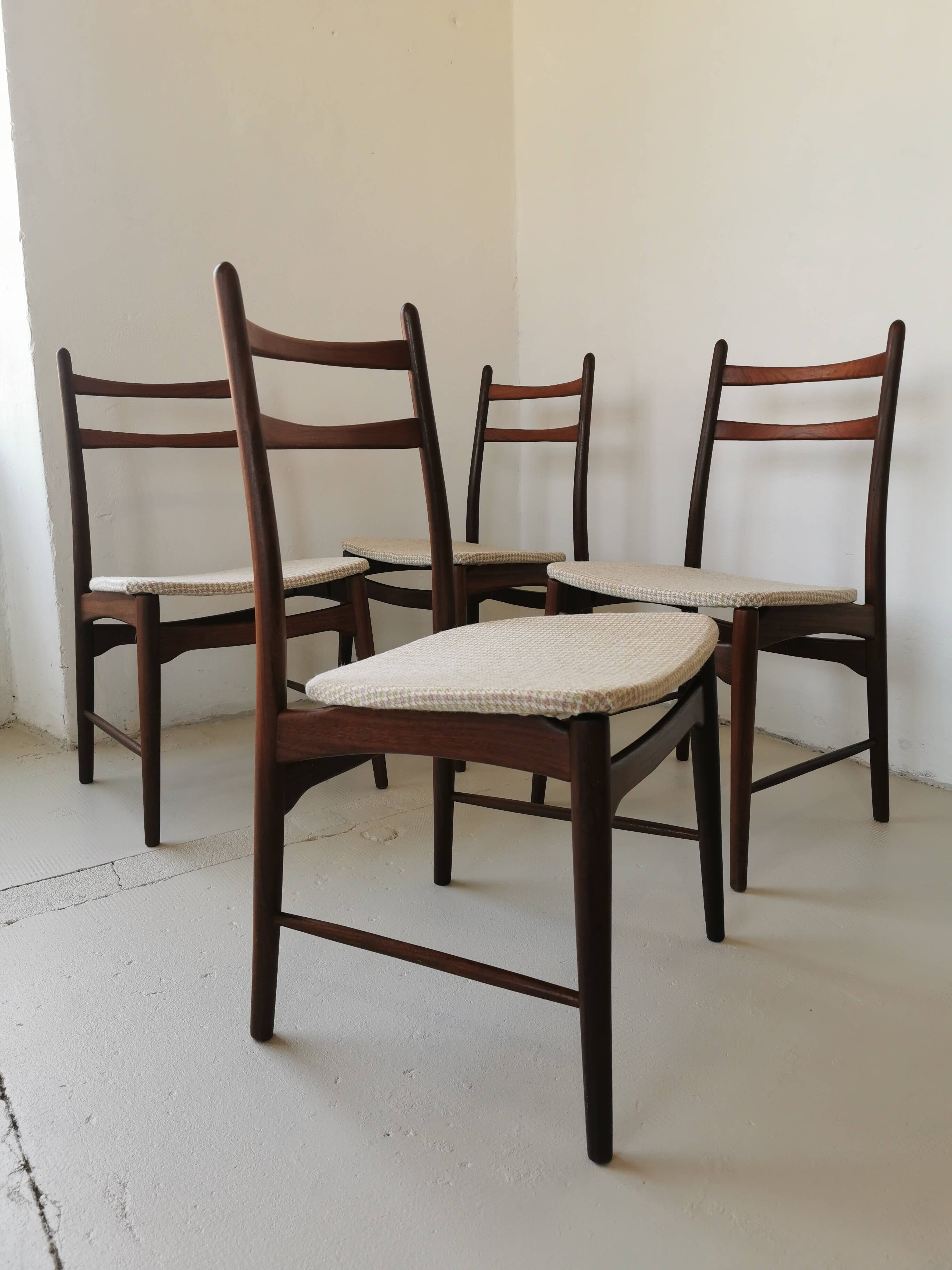 Set of 4 Scandinavian chairs no