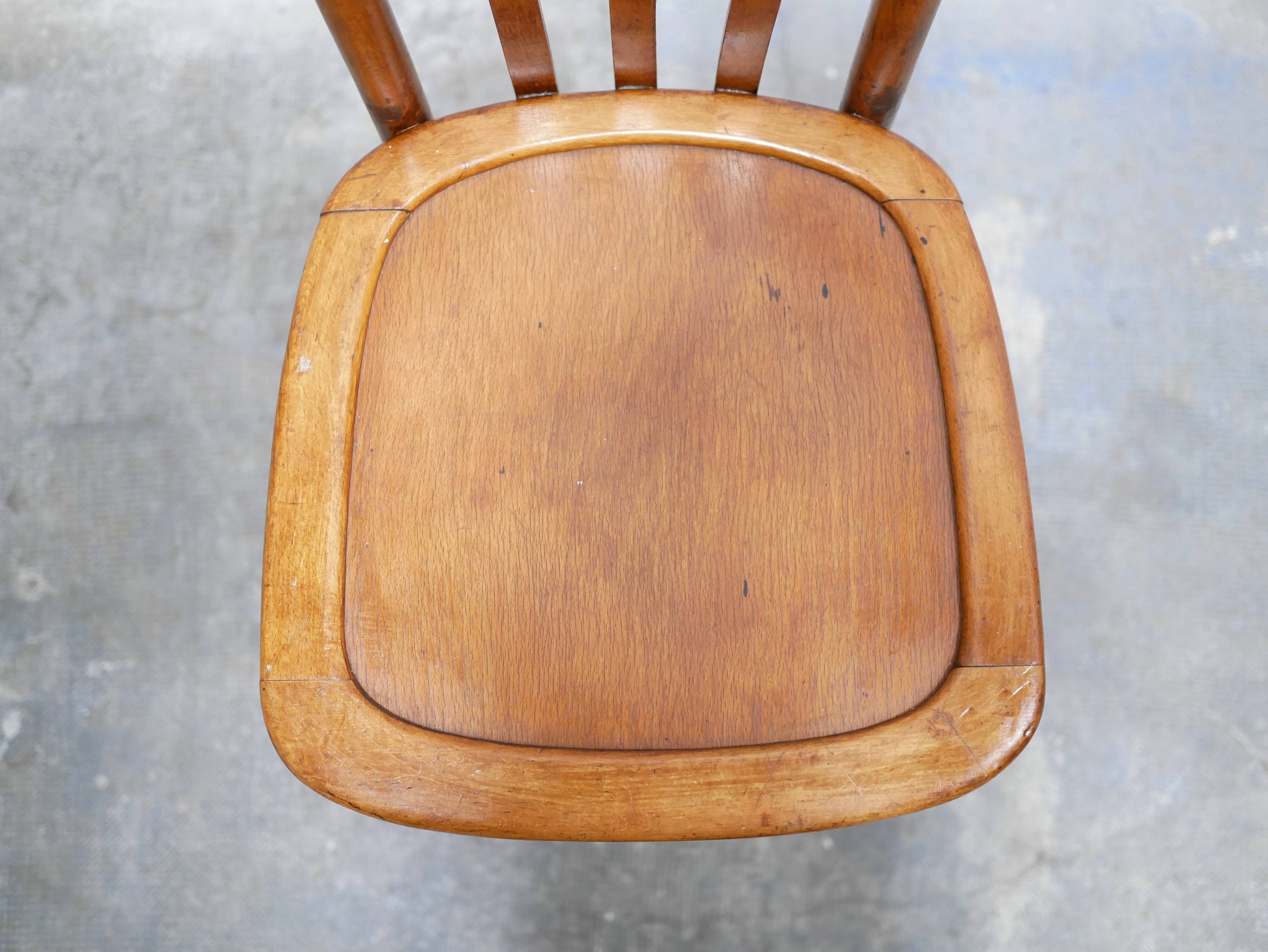 Chaise de bar vintage en bois par les éditions Luterma
