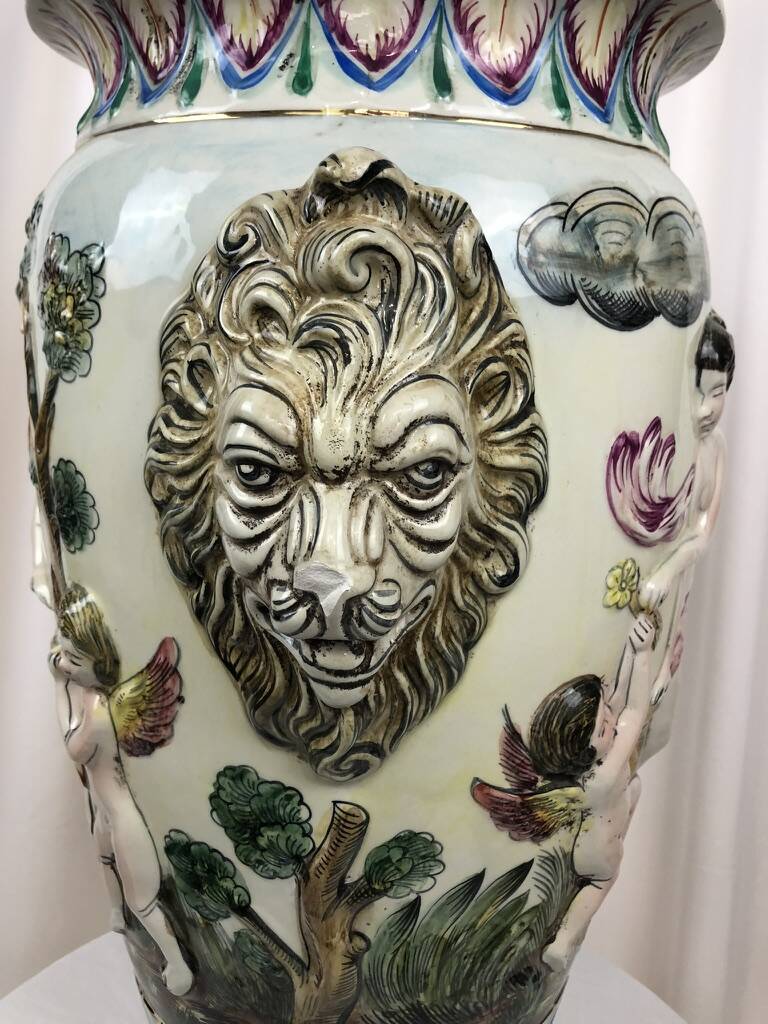 Large vase signed Capodimonte, Italy 1980s – Antique scene and lion heads