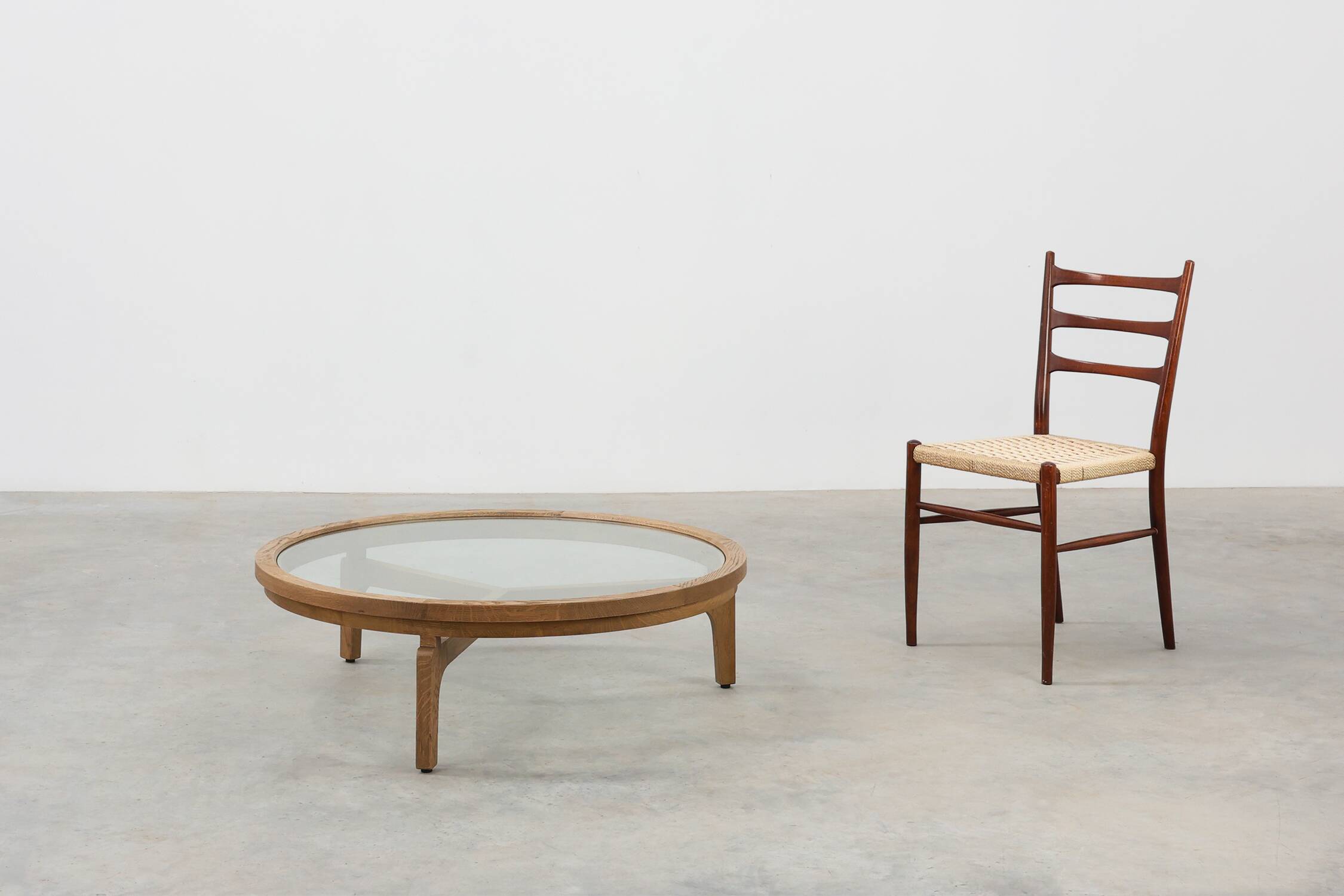 Table moderne en bois de cèdre et verre, Italie fin du 20e siècle
