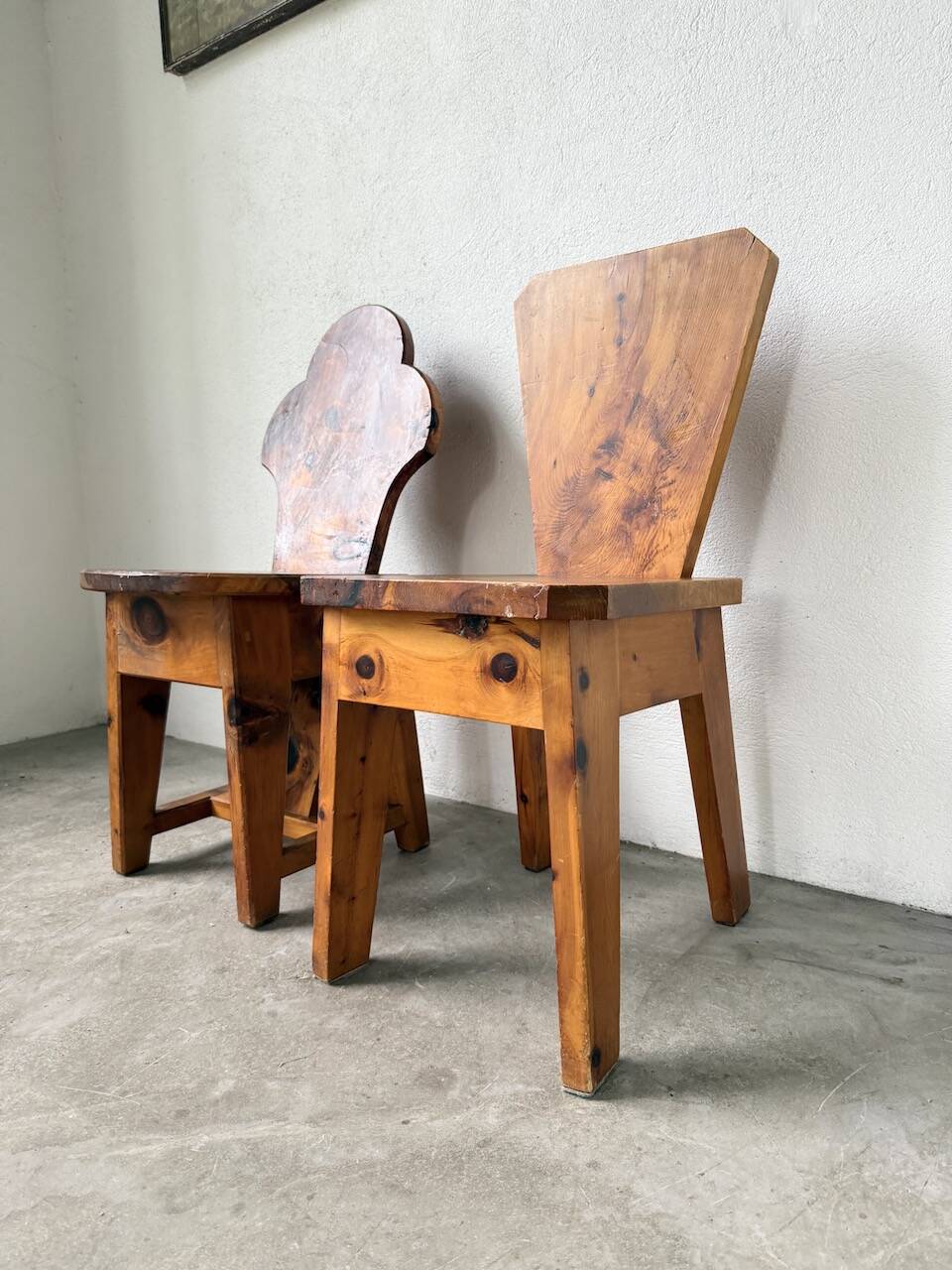 Paire de chaises brutalistes savoyardes en pin