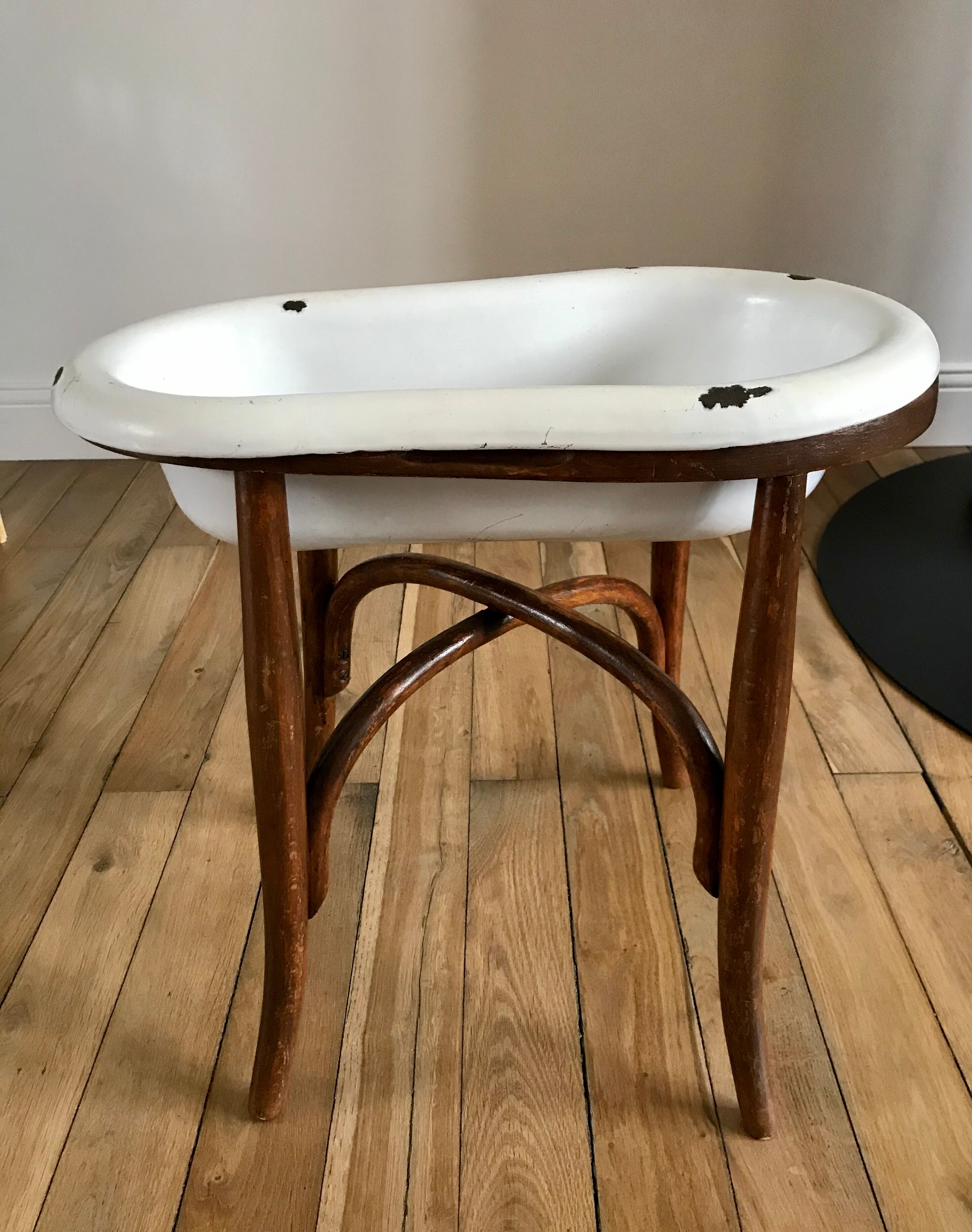Old baby bean bathtub enamelled structure bent wood early twentieth century