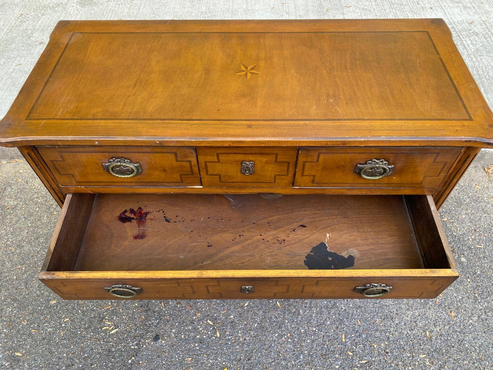 Commode Louis XVI en marqueterie et placage d'amarante/merisier 1950