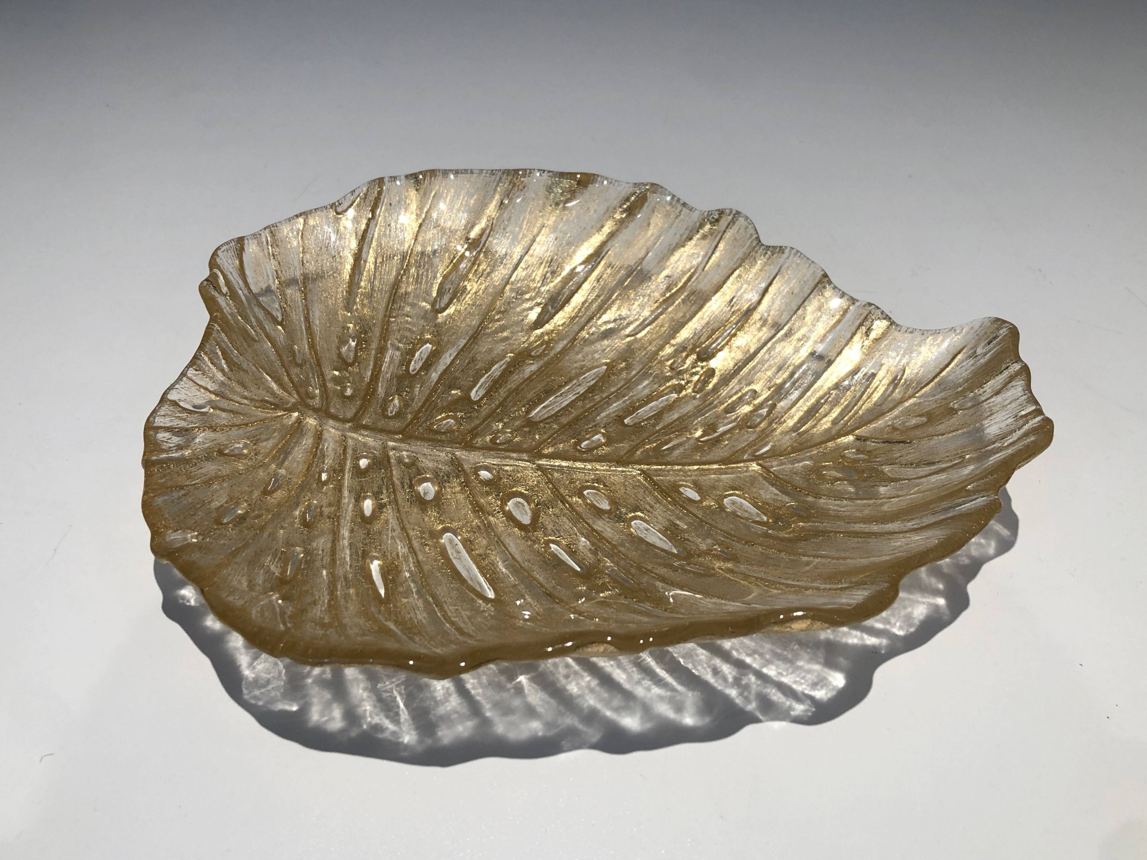 Leaf-shaped ashtray in Murano crystal