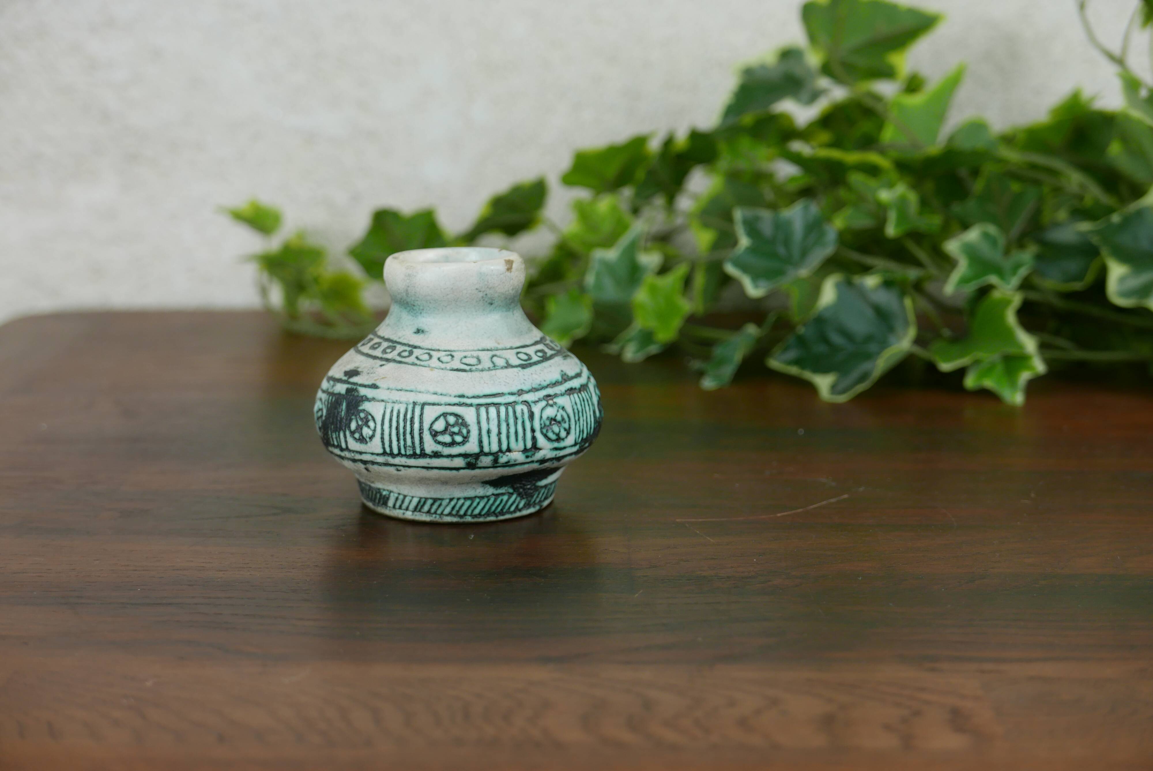 Petit vase signé Jacques Blin.