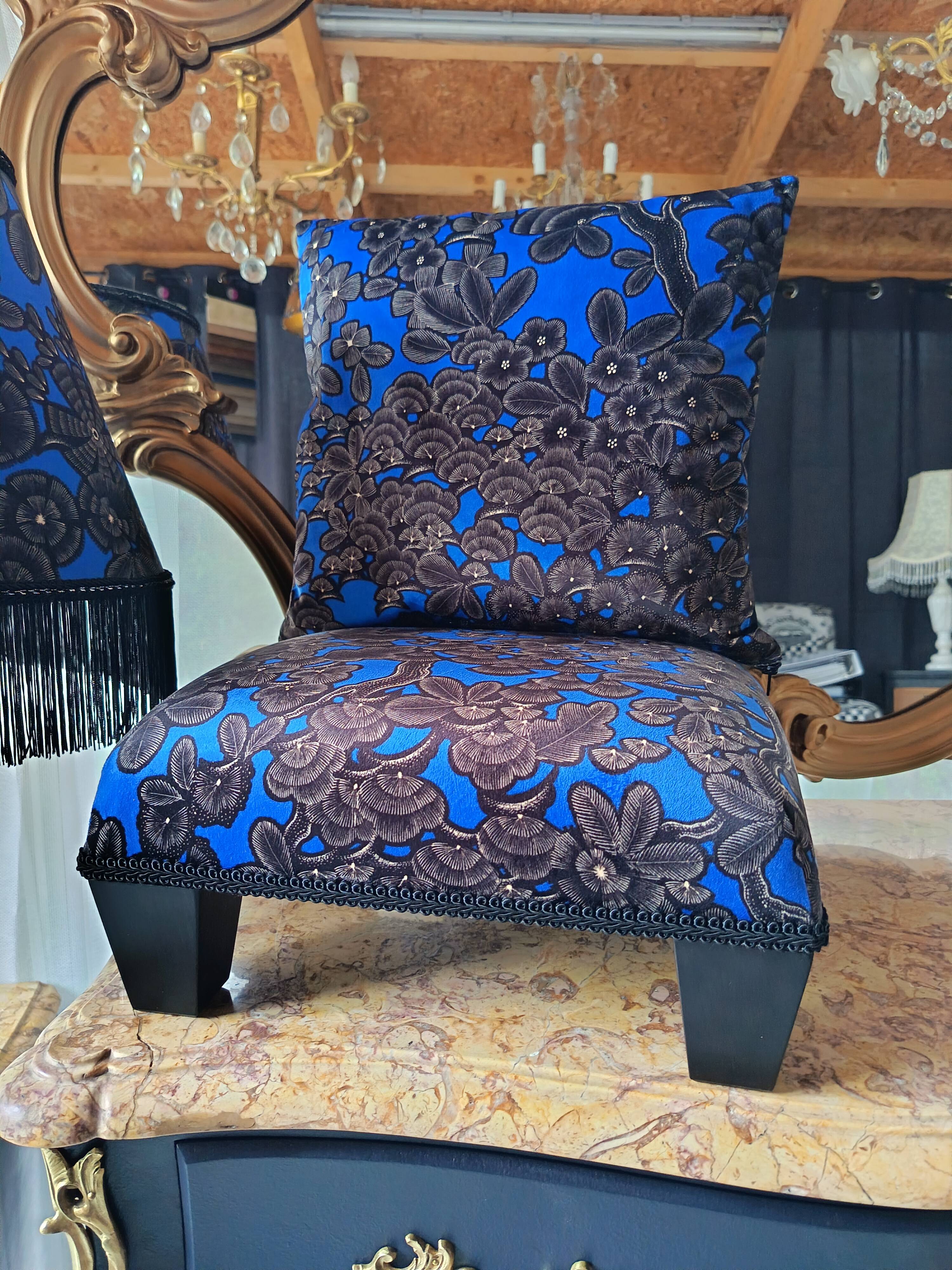 Cushion and its blue phoenix footrest
