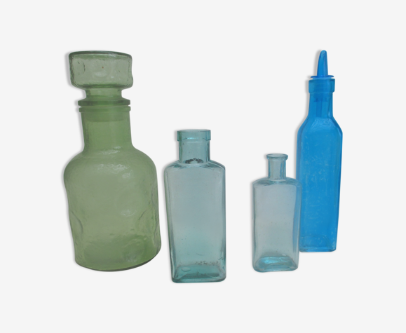 Bouteilles en verre vertes et bleues