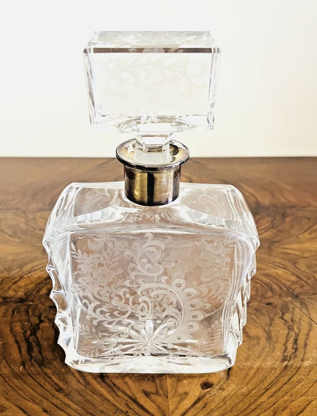 Crystal and 925 silver whisky decanter – Engraved floral decoration