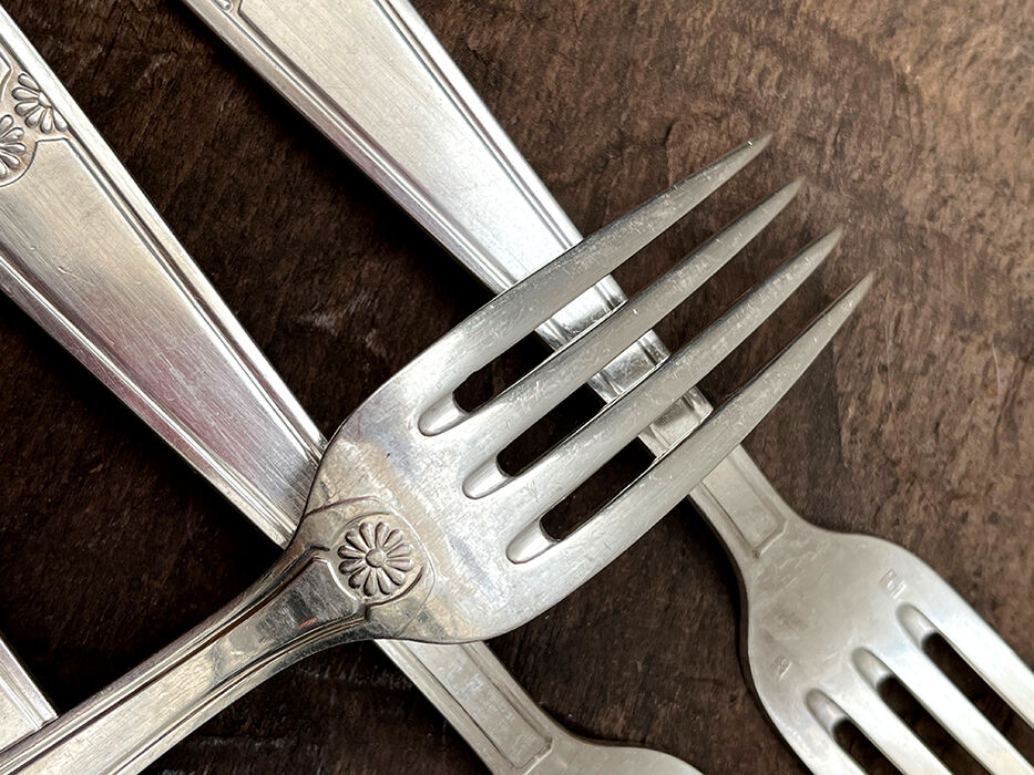 6 silver forks with flower pattern