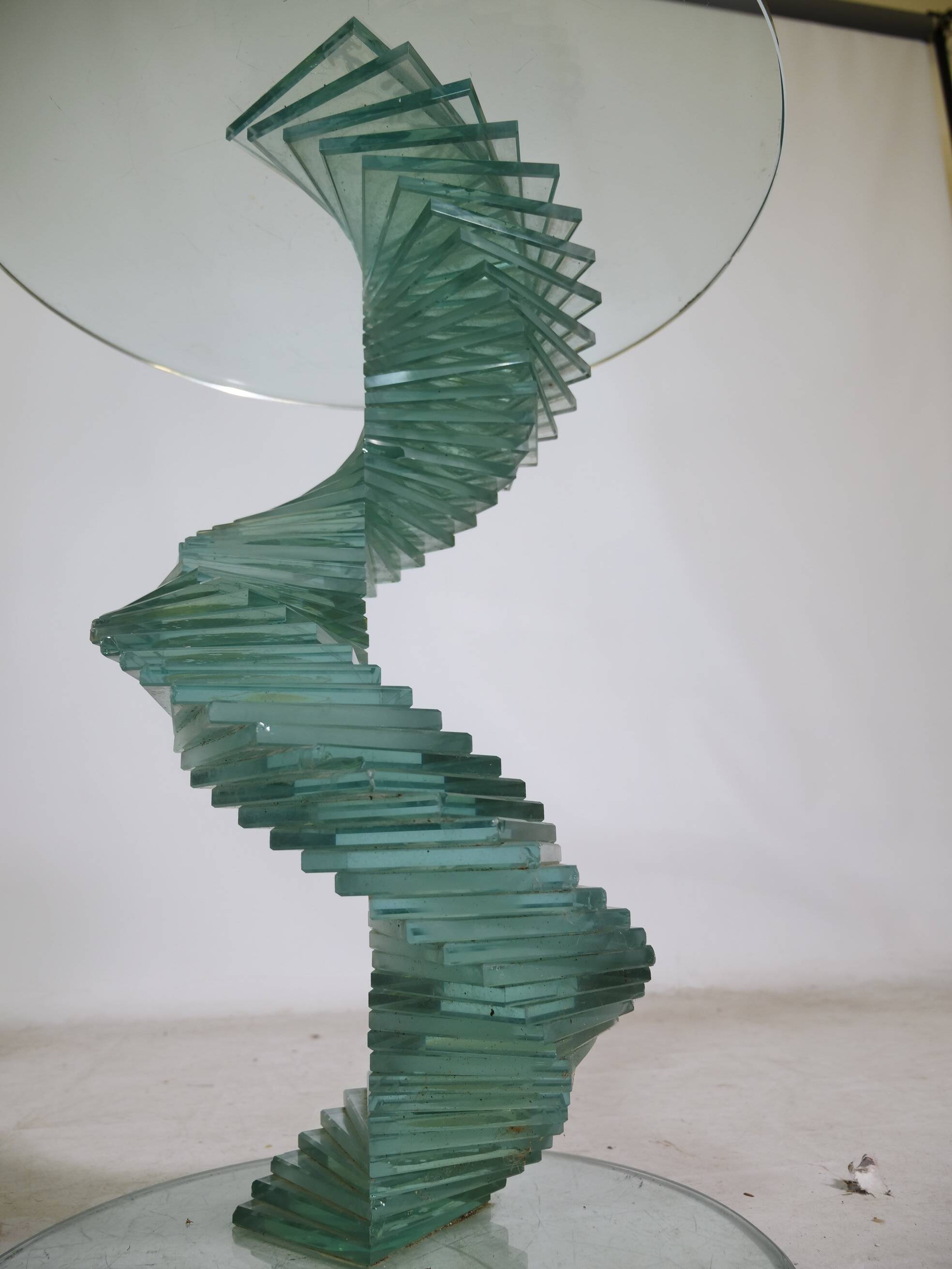Table d'appoint en verre hélicoïdale postmoderne, années 1980