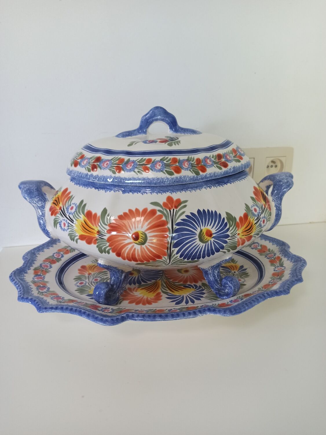 Tureen and its presentation dish Henriot Quimper