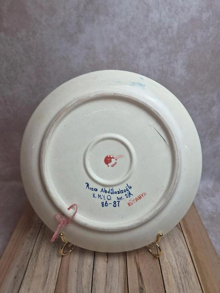 Large vintage wall plate in ceramic from Kütahya, signed – hand-painted oriental decoration.
