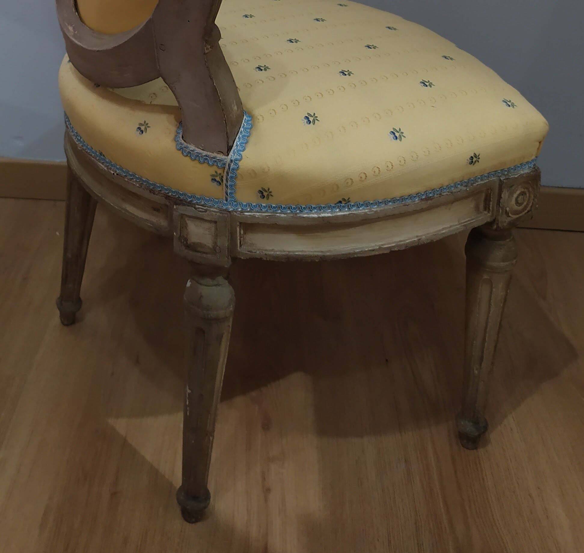 Medallion back chair Louis XVI