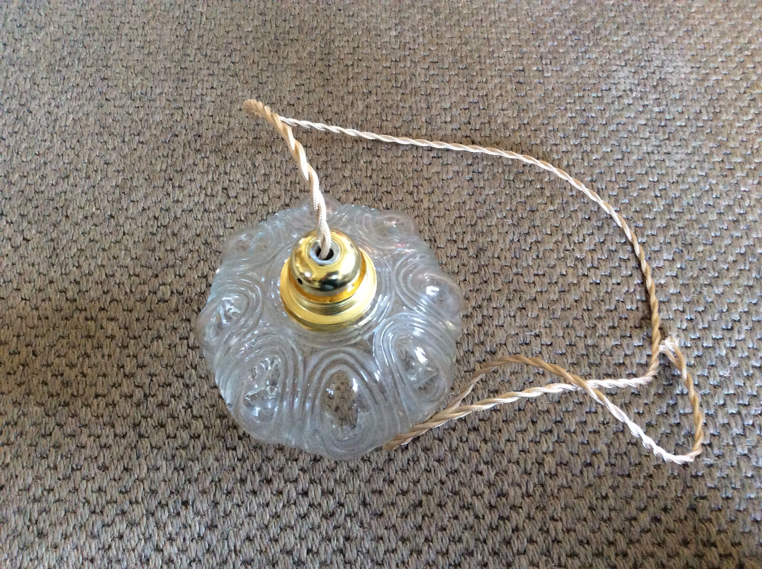 Glass globe suspension