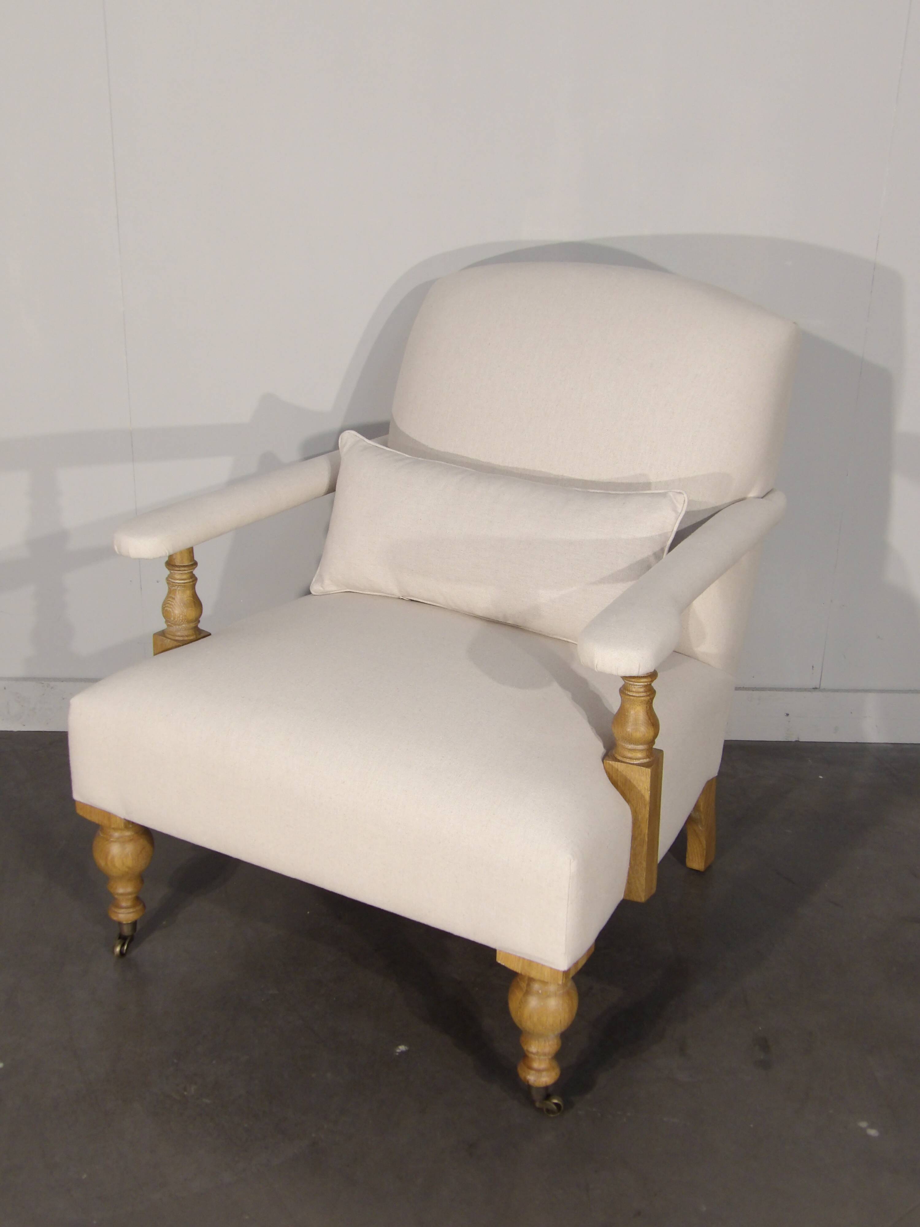 English style armchair in oak and cotton linen fabric