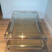 Table basse à double plateau en chrome et laiton