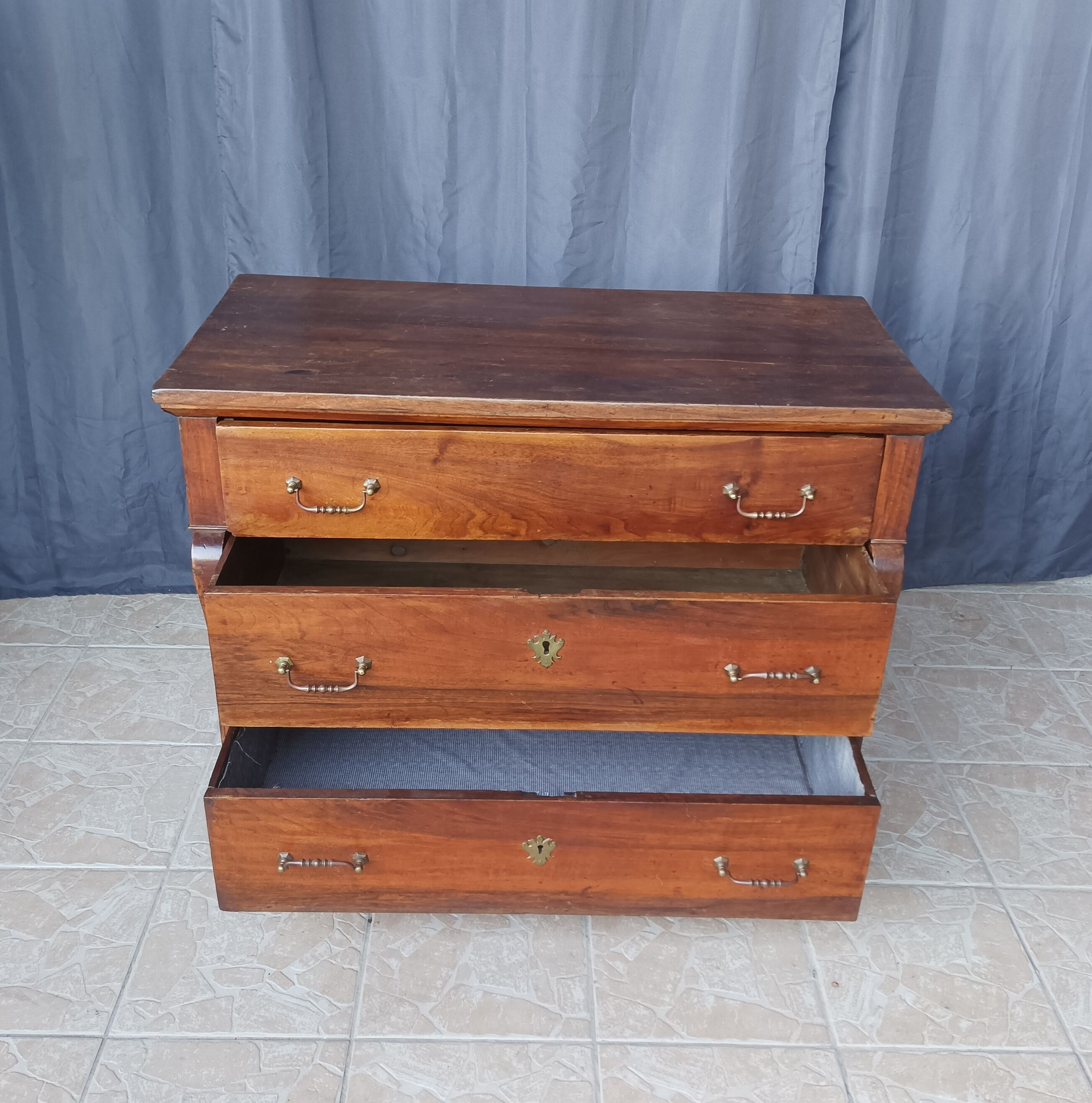 Cross-legged commode from the Restoration period in walnut.