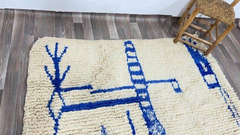 Handwoven natural wool rug, size 150/250 cm.