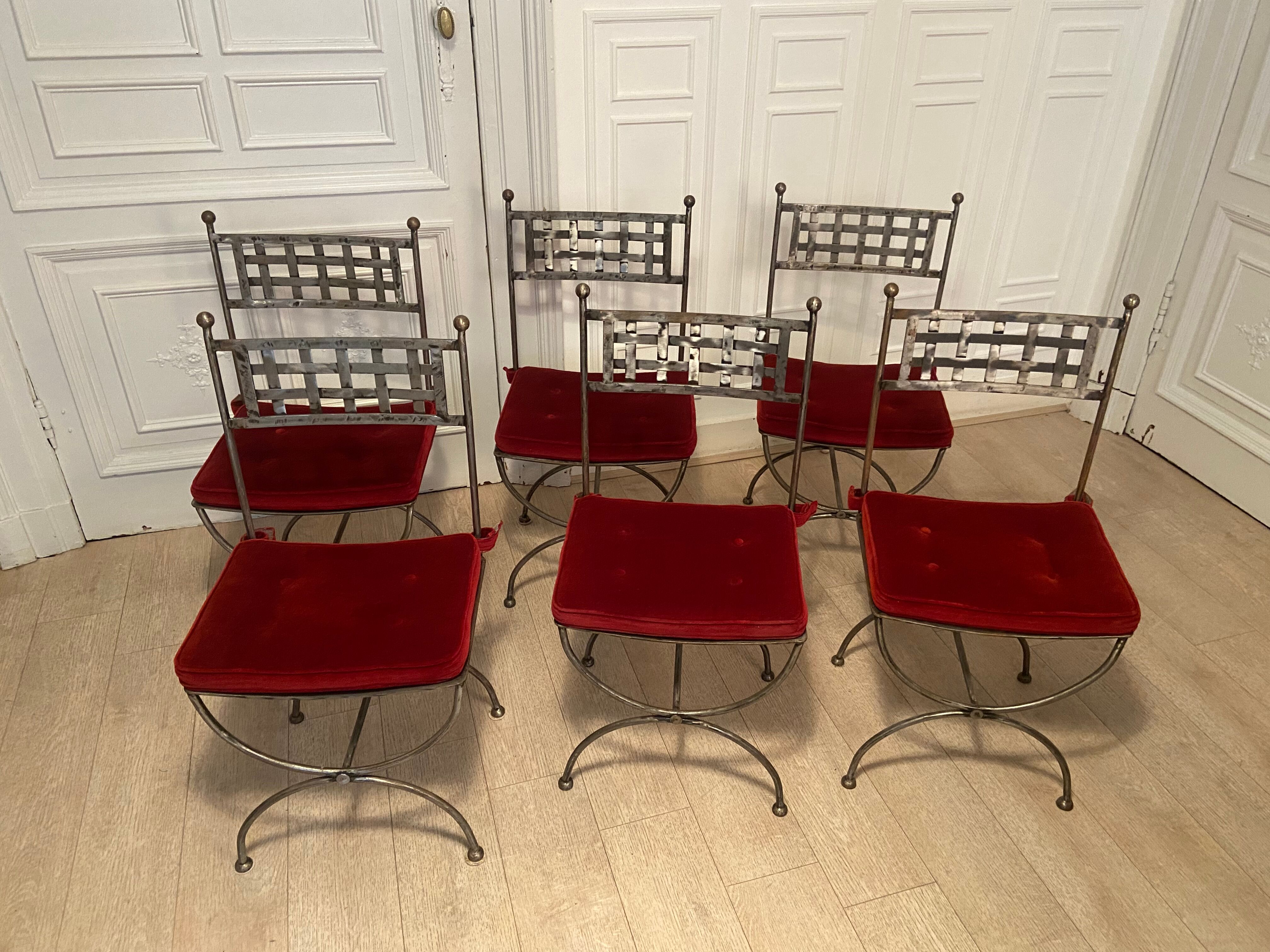 6 chaises curule en fer forgé avec assise en velours rouge