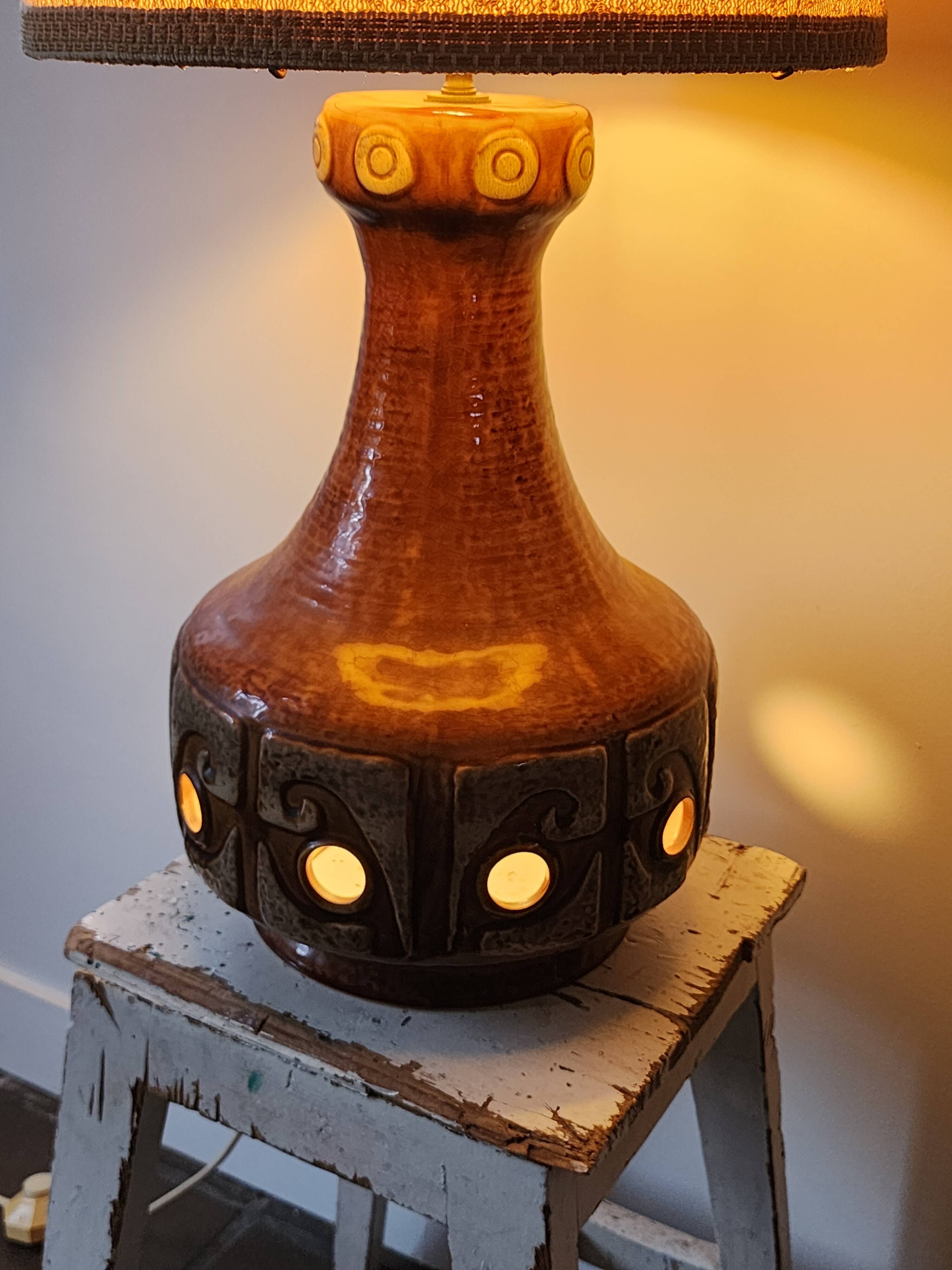Vintage ceramic lamp with double lighting.
