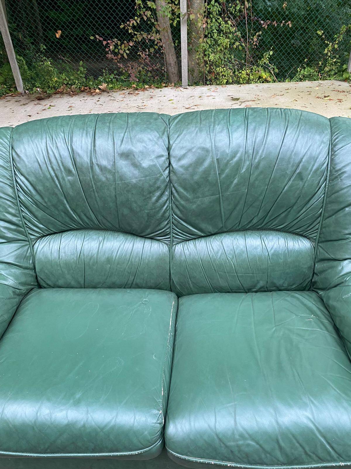 Vintage 2-seater sofa in green leather and solid wood