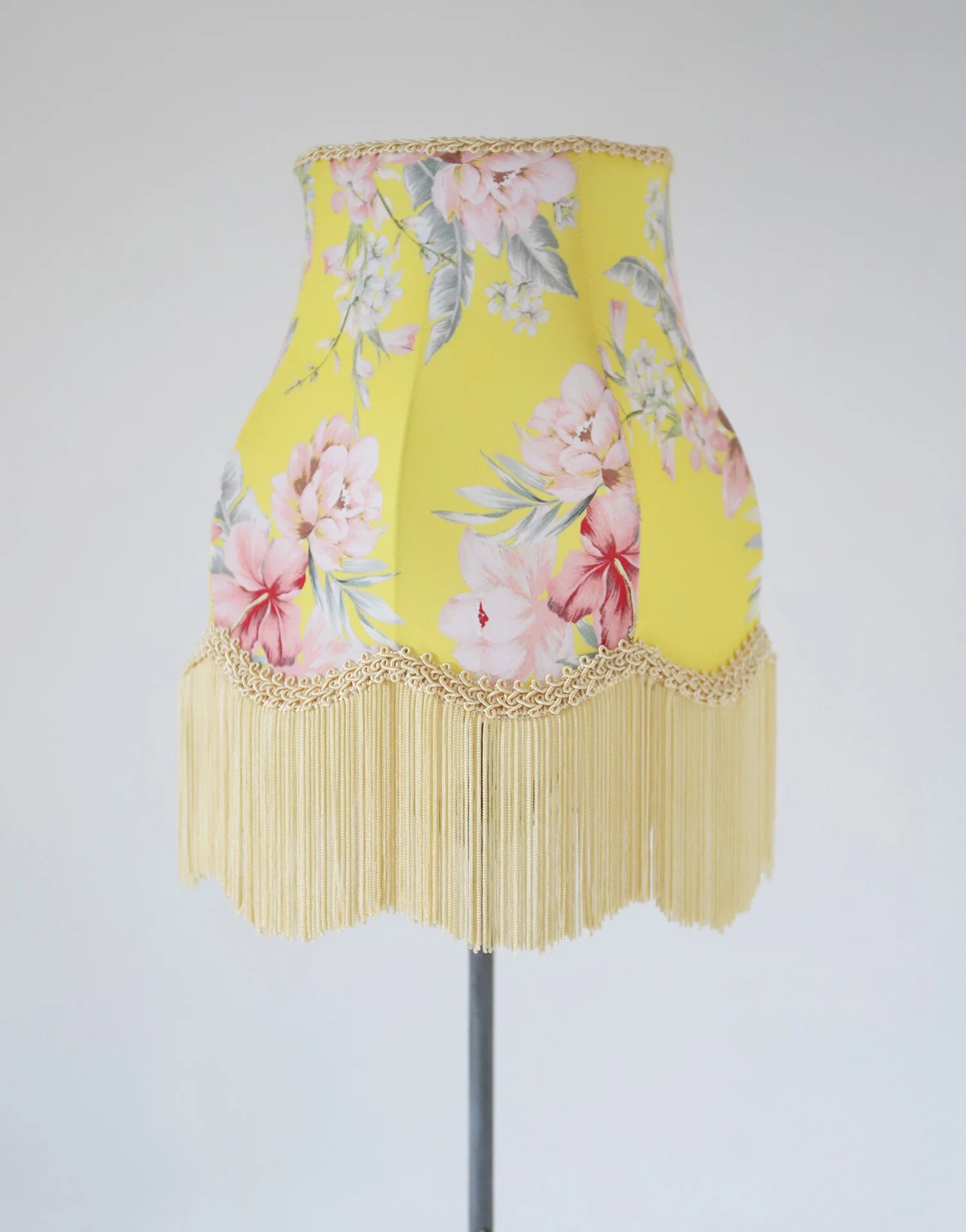 Table lamp – Vintage base and fringed floral shade