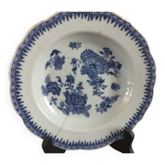 Assiette en porcelaine bleue et blanche