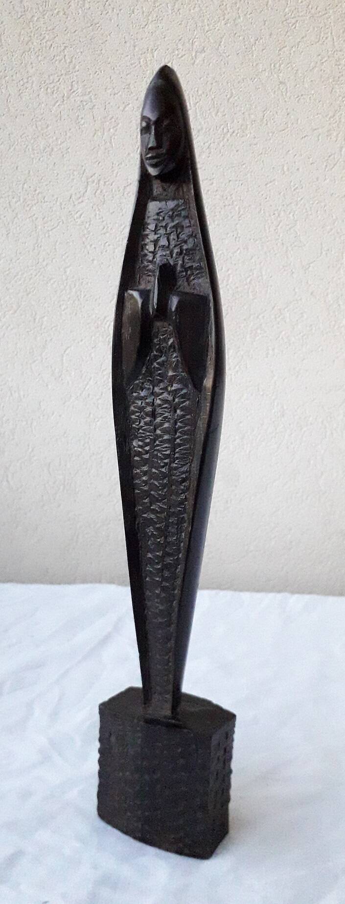 Vierge en bois sculpté
