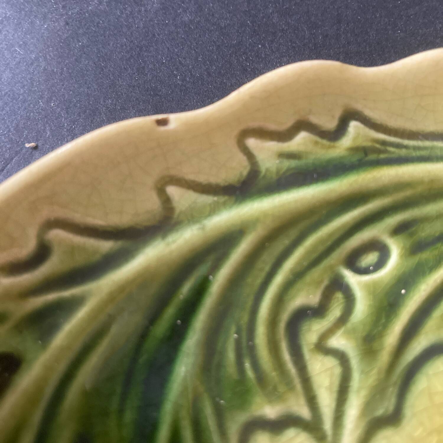 Thistle-decorated barbotine plate