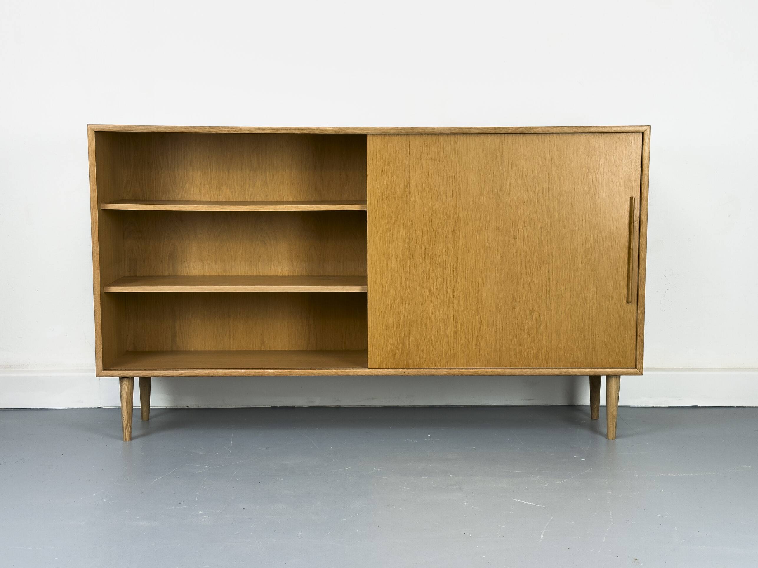 Cabinet en chêne avec une porte coulissante de WK Möbel, années 1960.